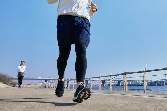 ““하루 1만보 걷기” vs “75분 운동”…뭐가 더 건강에 더 도움될까?”- 헤럴드경제