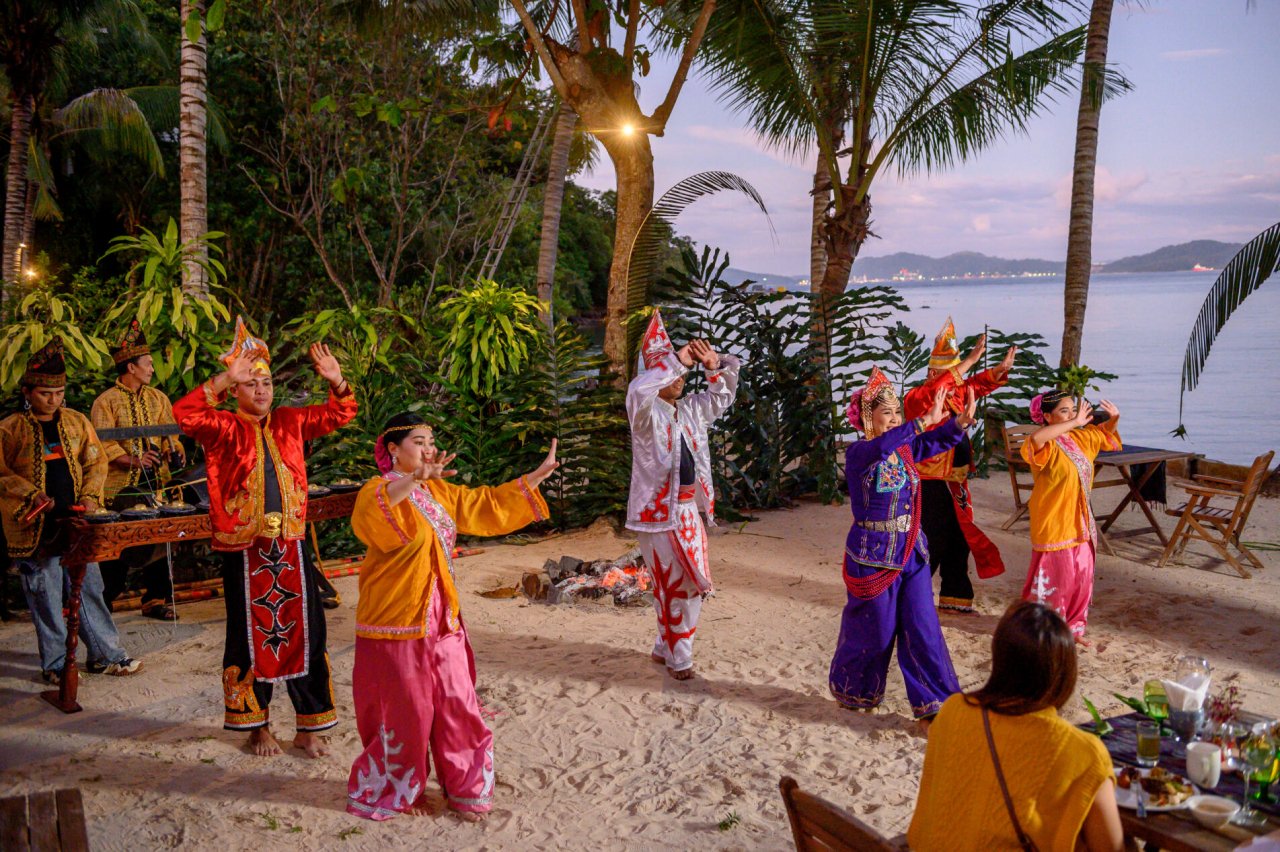 “코타키나발루에 ‘가야’ 섬 있다..6월 축제 친근한 전통의상[함영훈의 멋·맛·쉼]”- 헤럴드경제