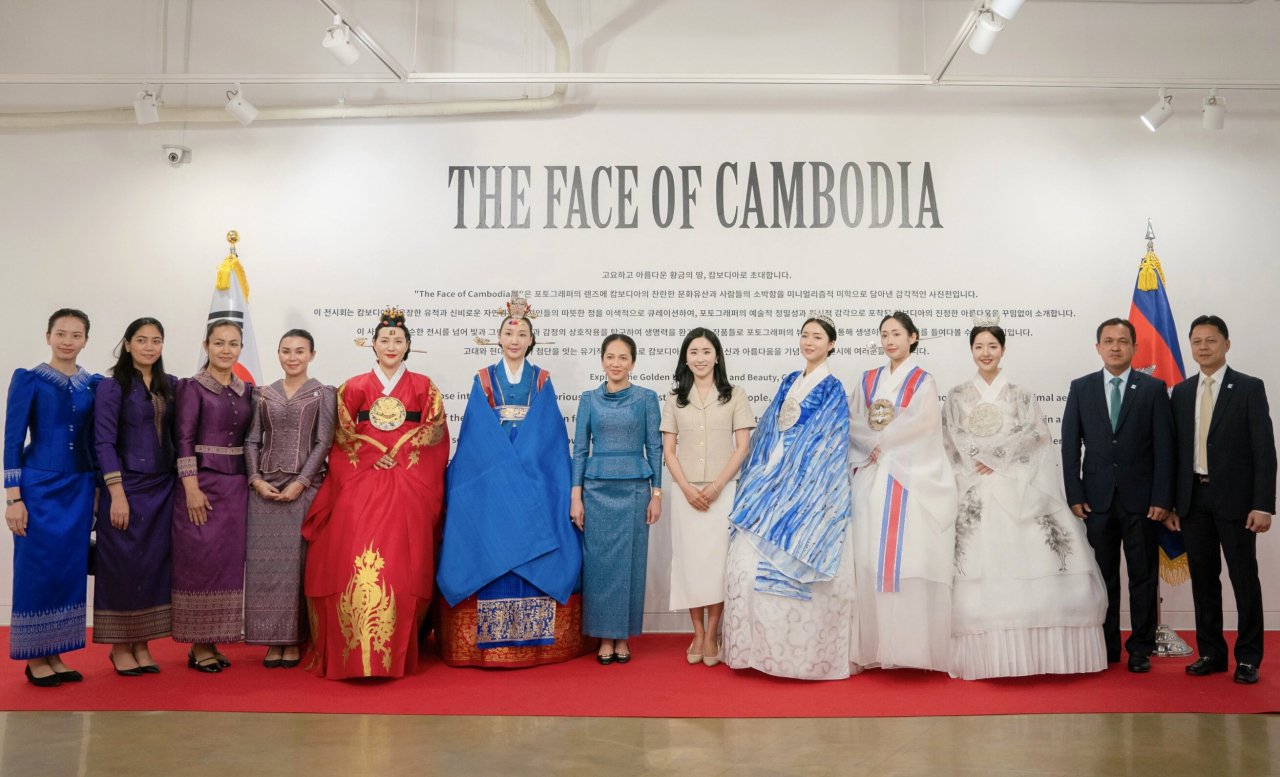 “한국 온 캄보디아 영부인, 한복의 아름다움에 감탄”- 헤럴드경제