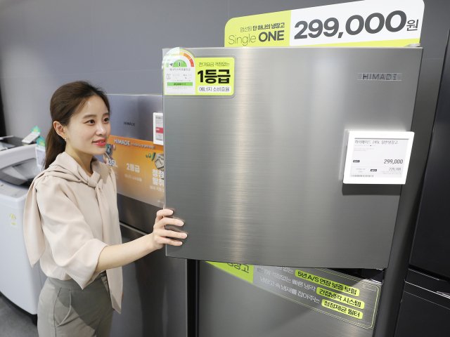 “20만원대 가성비 통했다” 롯데하이마트 PB냉장고, 2주만 초도물량 완판