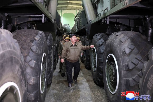 [포토] 북한 김정은, 국방공업기업소 현지지도