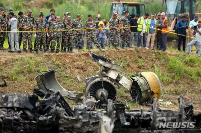 ‘18명 사망’ 네팔 항공기 추락 사고…조종사만 살아남은 이유는?｜동아일보