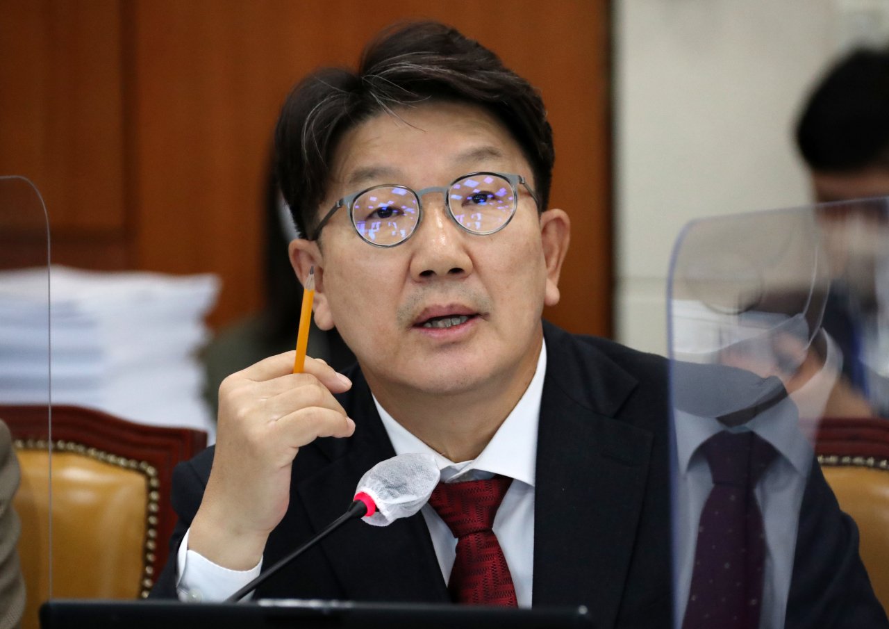 “권성동 “김규현 접촉한 野의원은 장경태…제보 공작 인정한 셈””- 헤럴드경제